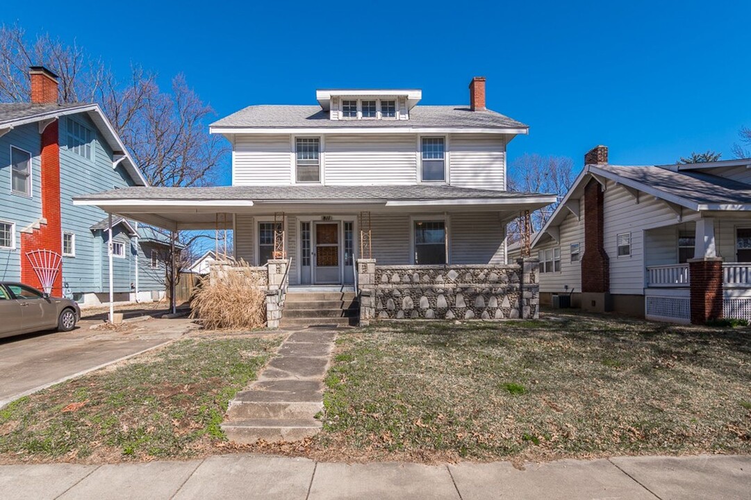 811 E Delmar St in Springfield, MO - Building Photo