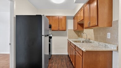 1102 E 233rd St in Bronx, NY - Foto de edificio - Building Photo