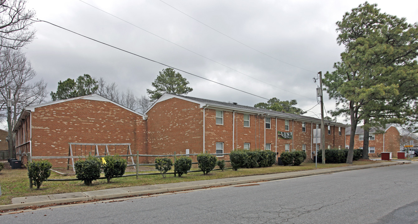 Perry Shores Apartments in Virginia Beach, VA - Building Photo