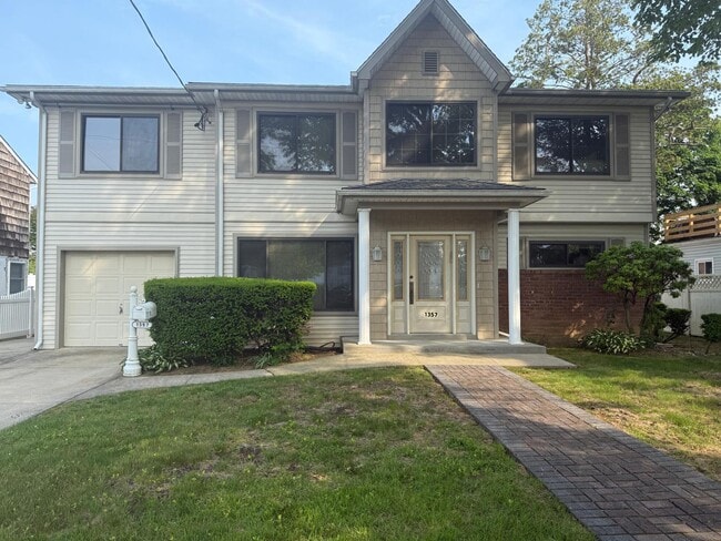 1357 Kew Ave in Hewlett, NY - Building Photo - Building Photo