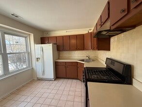 29 Lafayette Ct in North Brunswick, NJ - Foto de edificio - Building Photo