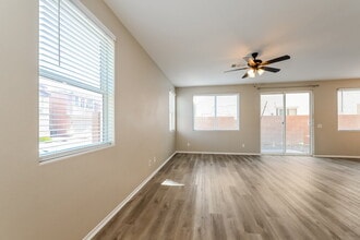 5350 Panaca Spring St in Las Vegas, NV - Foto de edificio - Building Photo