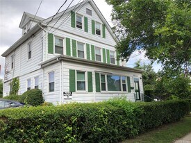 17 Myrtle St in Manhasset, NY - Building Photo