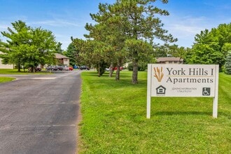 York Hills Apartments in Morenci, MI - Foto de edificio - Building Photo