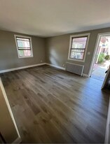 695 Parkway Ave in Ewing Township, NJ - Building Photo