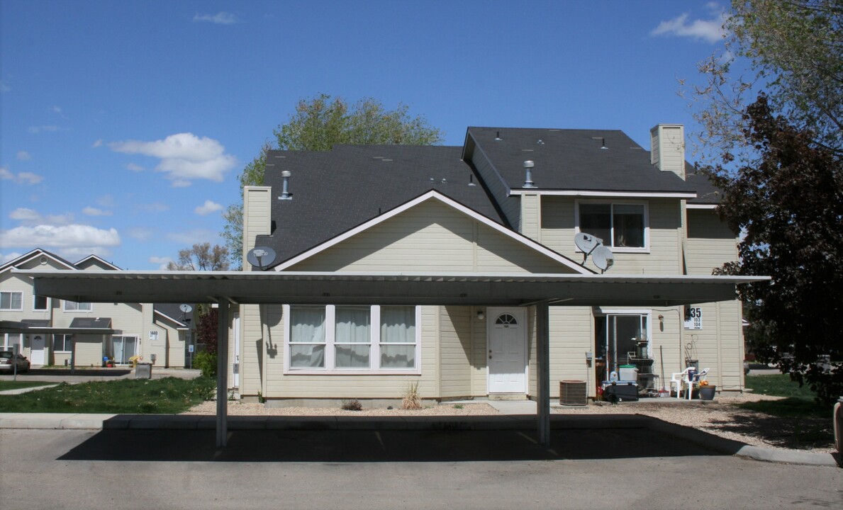 Bonneville Circle in Nampa, ID - Building Photo