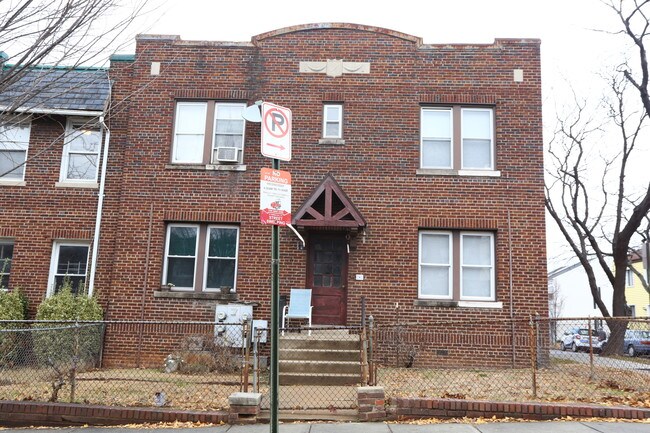 1108 Holbrook Ter NE