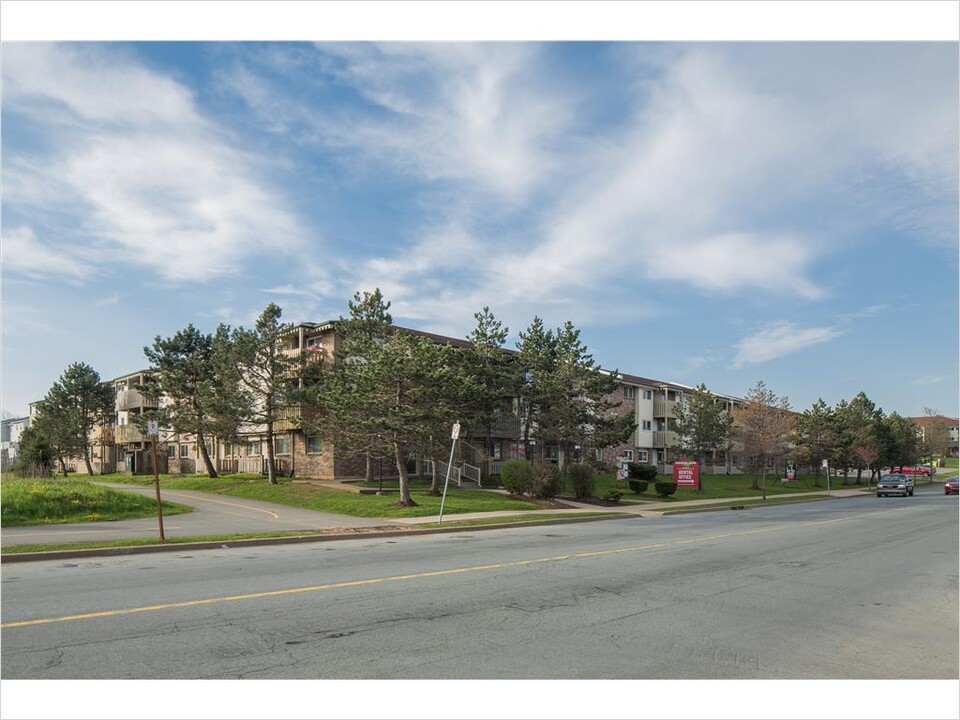 15 Highfield Park Dr in Dartmouth, NS - Building Photo