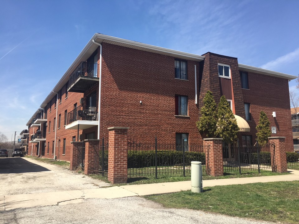 9700 Nottingham Ave in Chicago Ridge, IL - Building Photo