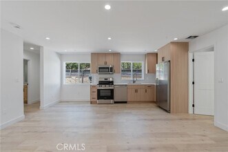 7439 Ranchito Ave in Los Angeles, CA - Foto de edificio - Building Photo