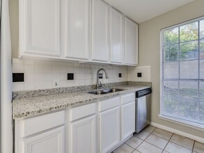 7308 Grand Canyon Dr, Unit A in Austin, TX - Foto de edificio - Building Photo