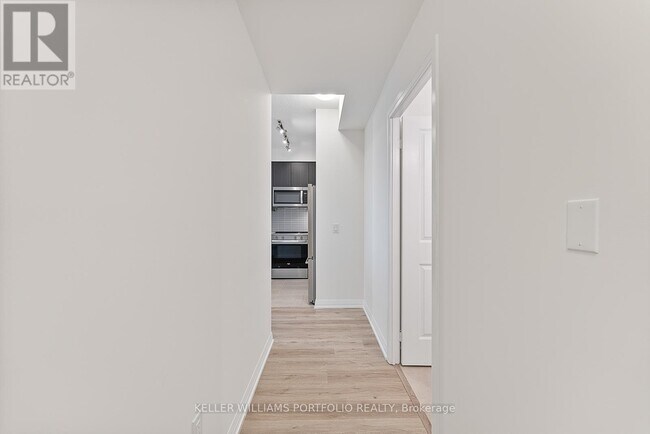 3270 Sheppard Ave E in Toronto, ON - Building Photo - Building Photo