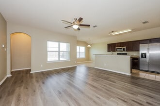 2108 Natchez Dr in Ennis, TX - Foto de edificio - Building Photo