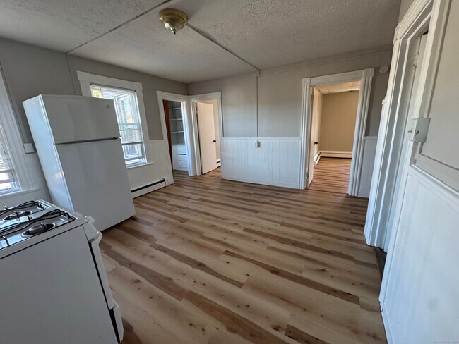 645 Burnside Ave in East Hartford, CT - Building Photo - Building Photo