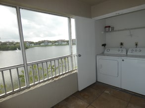 2811 N Oakland Forest Dr in Oakland Park, FL - Building Photo - Building Photo