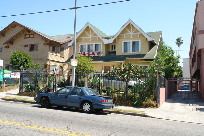 2728 James M Wood Blvd in Los Angeles, CA - Foto de edificio - Building Photo