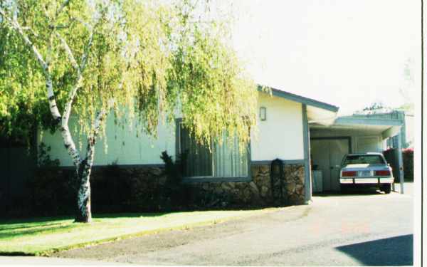 F & 12th Apartments in Sacramento, CA - Building Photo - Building Photo