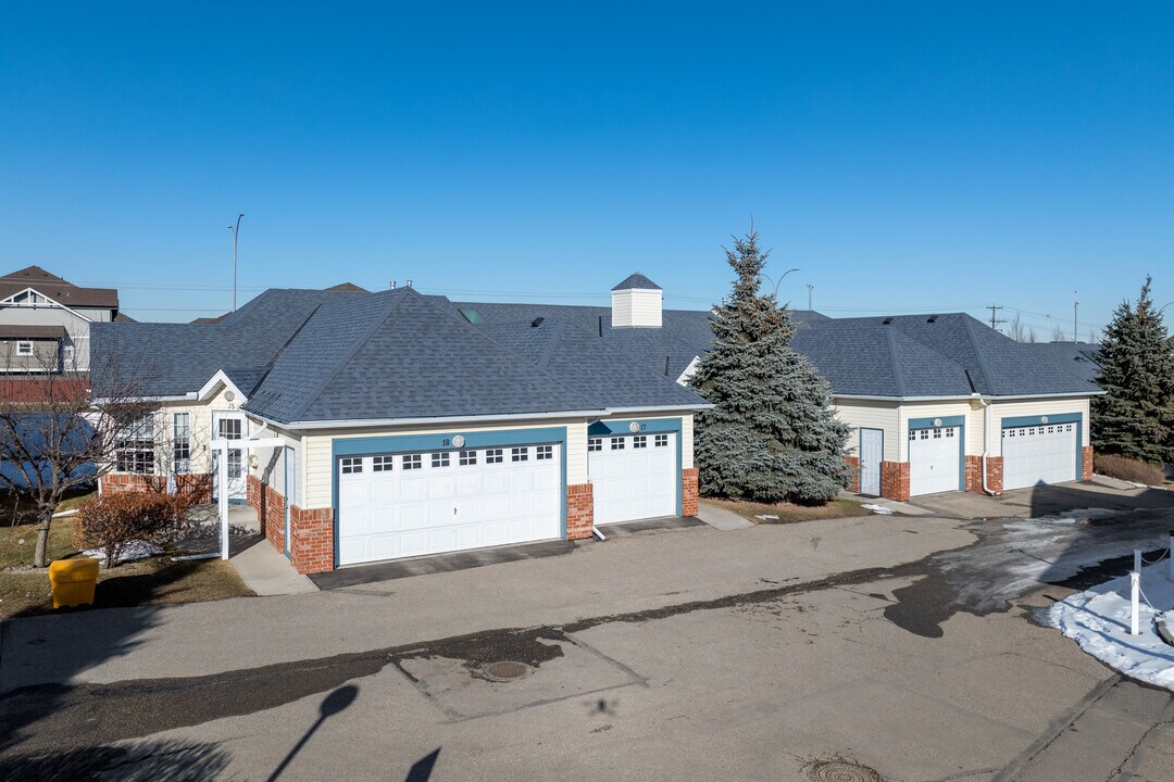 12 Woodside Rise in Airdrie, AB - Building Photo