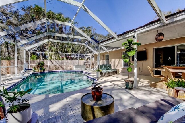 4967 162nd Ave N in Clearwater, FL - Foto de edificio - Building Photo