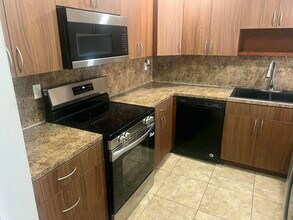 7000 NW 186th St in Hialeah, FL - Foto de edificio - Building Photo