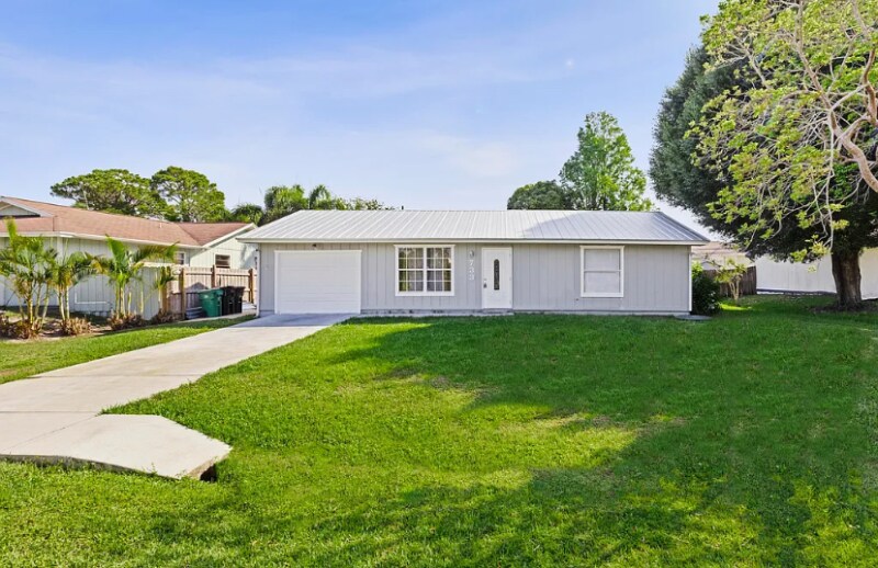 733 SE Academy Ln in Port St. Lucie, FL - Building Photo