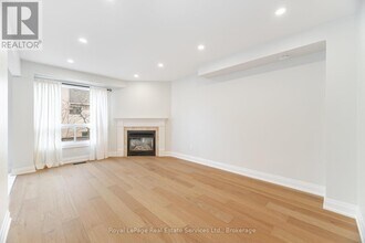 2155 Duncaster Dr in Burlington, ON - Building Photo - Building Photo