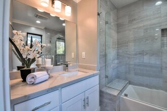 494 Lassen St, Unit A in Los Altos, CA - Foto de edificio - Building Photo