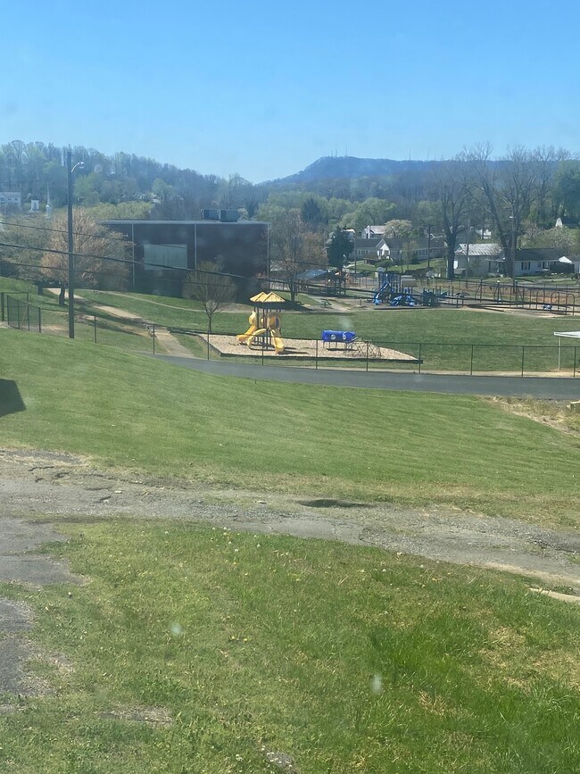 1531 Woodland Ave in Kingsport, TN - Foto de edificio - Building Photo