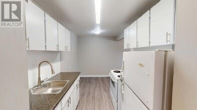 9807-108 108 Ave in Grande Prairie, AB - Building Photo - Building Photo