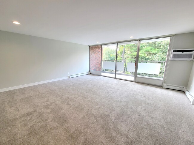 18 George St, Unit 1Br in Stoneham, MA - Foto de edificio - Building Photo