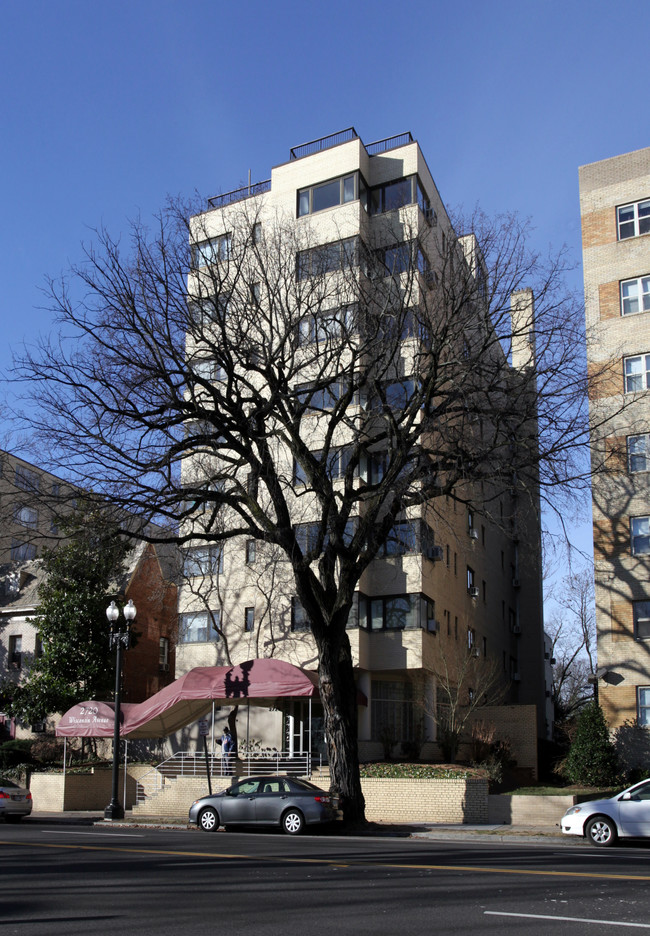 2720 Wisconsin Ave NW in Washington, DC - Foto de edificio - Building Photo