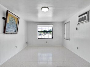 555 SW 67th Ave in Miami, FL - Foto de edificio - Building Photo