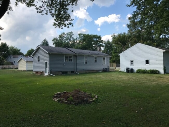 916 Burris Ave in Lake Bluff, IL - Building Photo - Building Photo