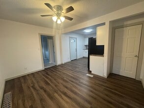 1210 W Parker St in Waterloo, IA - Building Photo - Building Photo