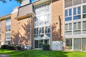 5717 Brewer House Cir in North Bethesda, MD - Building Photo - Building Photo