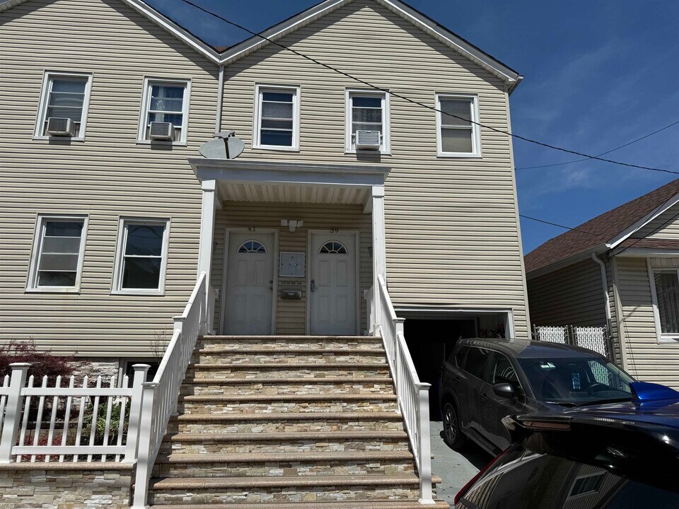 39 W 21st St in Bayonne, NJ - Building Photo