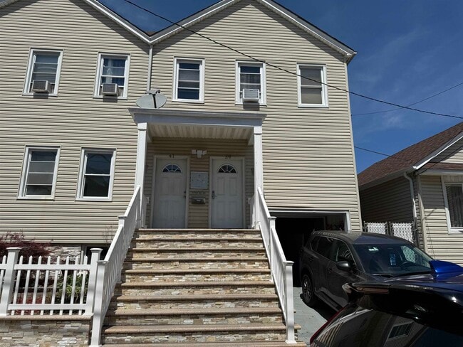 property at 39 W 21st St