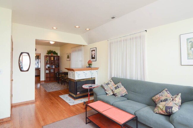 3713 N Janssen Ave, Unit G02C