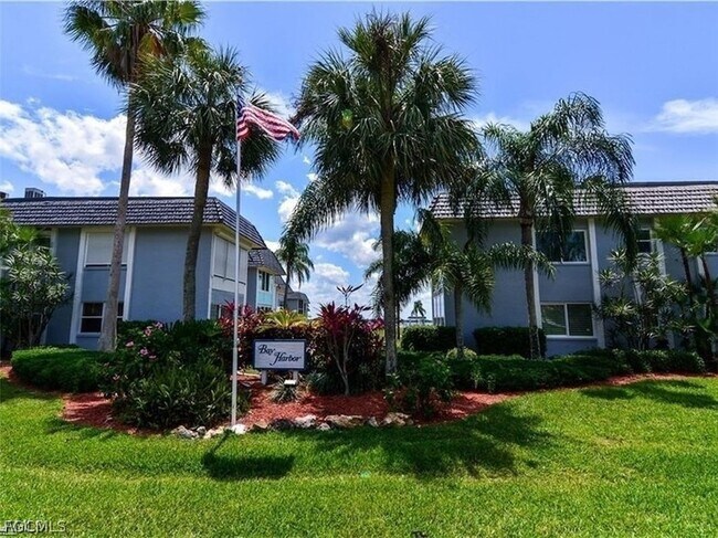 3392 N Key Dr, Unit 7 in North Fort Myers, FL - Foto de edificio - Building Photo