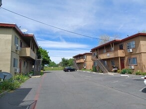 Greystone Place Apartments in Sacramento, CA - Foto de edificio - Building Photo