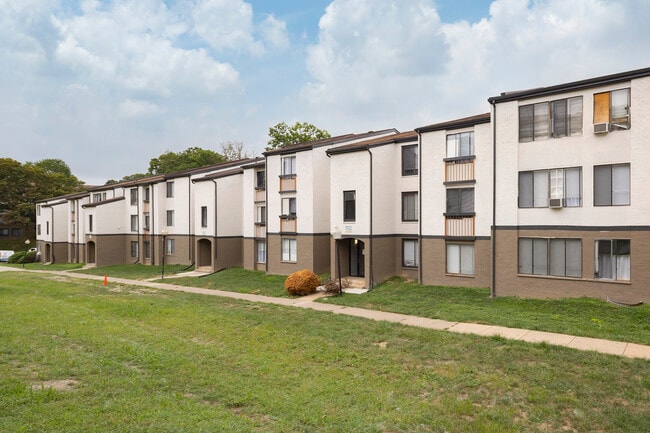 Vistas of Annandale in Annandale, VA - Foto de edificio - Building Photo