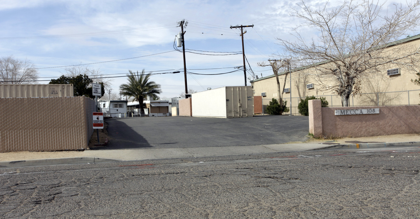 108 Cal Ave in Barstow, CA - Building Photo