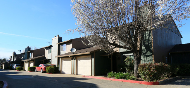 Watt Avenue Gardens Townhomes in Sacramento, CA - Foto de edificio - Building Photo