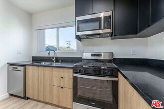 2103 Burnside Ave in Los Angeles, CA - Building Photo - Building Photo