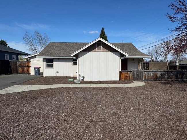 1310 Swayze Ln in Medford, OR - Building Photo - Building Photo