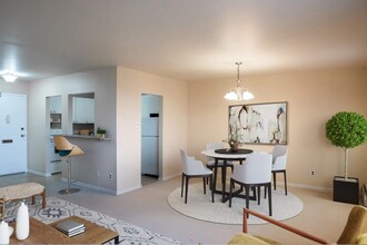 555 River Ave in Winnipeg, MB - Building Photo - Building Photo