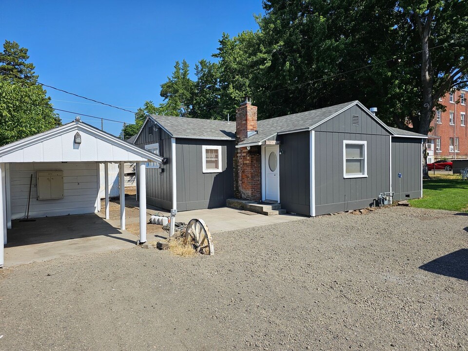 401 N 1st St in Union, OR - Building Photo