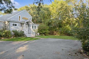 25 Blue Jay Way in East Hampton, NY - Building Photo - Building Photo