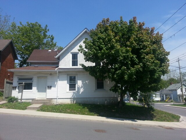 1 Pine St in Kingston, ON - Building Photo