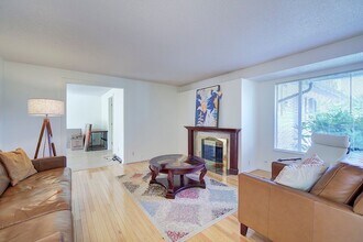 12157 SE 68th Pl in Bellevue, WA - Building Photo - Building Photo